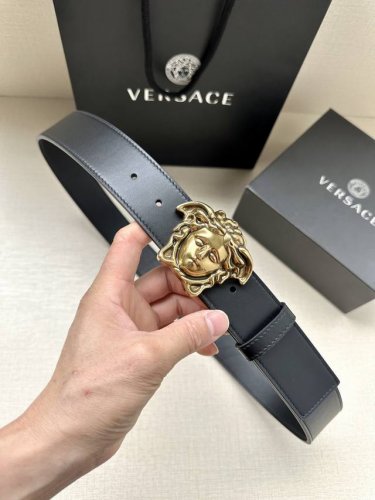宽度4.0Cm Versaec 范思哲 此款时尚腰带由柔软的小牛皮革制成，饰有立体美杜莎！扣头五金采用真空电镀 。