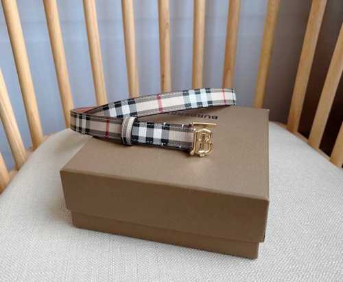Burberry巴宝莉专柜同步上新意大利制腰带 精美装饰Burberry格纹图案 搭配呈现Tb专属标识造型的饰牌搭扣 宽:2.0Cm 精致优雅