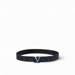 特 4.0宽Lv Line 双面腰带以 Monogram Eclipse Reverse 帆布和牛皮革展露潮流气息，并将相同色彩理念延续至边染和 Lv 搭扣的镂