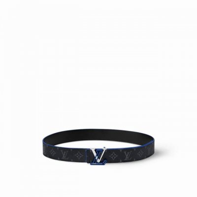 特 4.0宽Lv Line 双面腰带以 Monogram Eclipse Reverse 帆布和牛皮革展露潮流气息，并将相同色彩理念延续至边染和 Lv 搭扣的镂