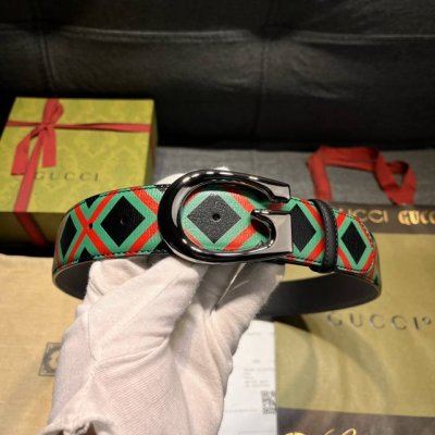 特 古奇，宽4.0Cm， 新款 经典双g标识是gucci系列产品的标志性象征，这一设计元素与富有趣味感的十字交叉印花匠心呈现在这款黑色皮革腰带上。红绿配色呈现品