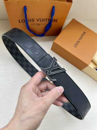特 本款 Lv Initiales 双面腰带聚焦品牌经典 Damier 格纹，以 Damier Graphite 帆布和 Damier Infini 皮革实现双 - 点击图像关闭