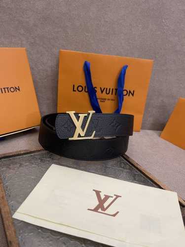 Lv Initiales Blason 40 毫米双面腰带诠释创意总监 Pharrell Williams 对品牌传统与摩登风尚的热忱。柔软皮革外层点缀的 Lv