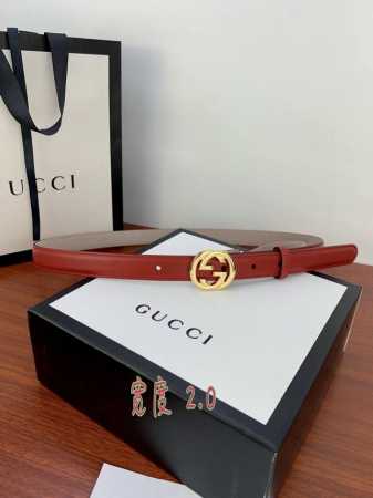 宽度2.0Cm G U C C I 此细款腰带用采光头小层牛皮 精制而成，配以金 银 枪色双g带扣。 - 点击图像关闭