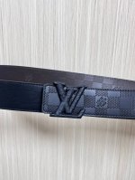 当季新款，4.0双面进口牛皮，双面压格，一面黑，一面咖啡色小牛皮，搭配精品四叶扣，实物实拍，官网同步