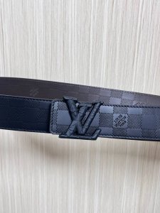 当季新款，4.0双面进口牛皮，双面压格，一面黑，一面咖啡色小牛皮，搭配精品四叶扣，实物实拍，官网同步