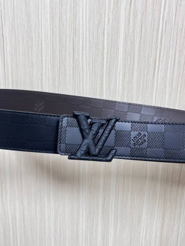 当季新款，4.0双面进口牛皮，双面压格，一面黑，一面咖啡色小牛皮，搭配精品四叶扣，实物实拍，官网同步