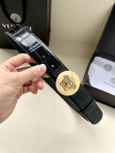 特 宽度4.0Cm Versaec 范思哲 此款时尚腰带由柔软的小牛皮革制成，饰有立体美杜莎原单钢扣 五金采用真空电镀 。