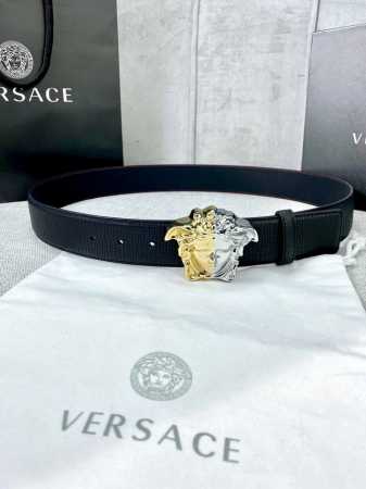 宽度4.0Cm Versace范思哲采用进口万象纹牛皮，此款平面腰带配有醒目的美杜莎头像搭扣，可为任何造型增添几分立体雅致效果。 - 点击图像关闭