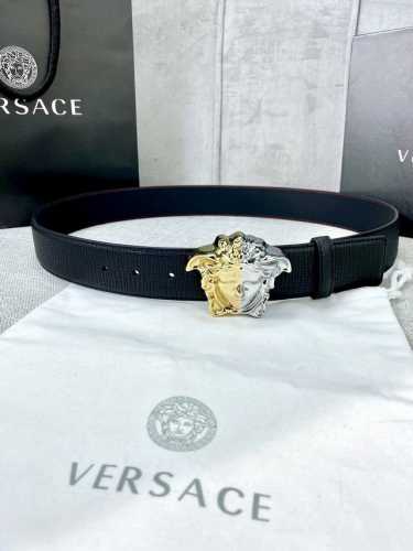 宽度4.0Cm Versace范思哲采用进口万象纹牛皮，此款平面腰带配有醒目的美杜莎头像搭扣，可为任何造型增添几分立体雅致效果。