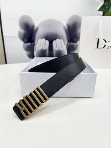 这款 D-Fence 腰带是一款优雅醒目的单品。采用黑色光滑牛皮革精心制作，饰以复古金色饰面金属Dior腰带扣。款式经典，精心突显腰部曲线，彰显优雅气质，可搭配