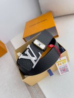 品名： Lv..路易..威登腰带皮带原单 型号：挂扣，经典纯钢材质挂扣，头层牛皮，图片实物拍摄 材料：头层牛皮，挂扣系列，纯钢材质扣头，钯镀电镀工艺永不掉色。原