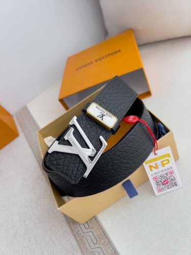 品名： Lv..路易..威登腰带皮带原单 型号：挂扣，经典纯钢材质挂扣，头层牛皮，图片实物拍摄 材料：头层牛皮，挂扣系列，纯钢材质扣头，钯镀电镀工艺永不掉色。原