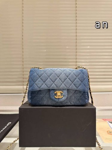 Chanel牛仔方胖子 香奶奶真的太会Quan百了5~感觉一直在买买买的路上，这季的金球牛仔系列真的绝用复古感来形容Ta最恰当~ #Chanel 折叠盒包装 尺