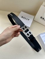 特 Bally 巴利 专柜新款 男士休闲布配皮双用腰带 宽3.4Cm这款帆布腰带饰以蓝色和奶油色迷幻火车条纹，搭配蓝色皮表面，B字 搭扣更显纤细，采用钛金属色调