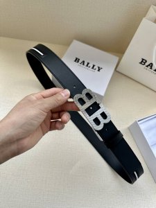 特 Bally 巴利 专柜新款 男士休闲布配皮双用腰带 宽3.4Cm这款帆布腰带饰以蓝色和奶油色迷幻火车条纹，搭配蓝色皮表面，B字 搭扣更显纤细，采用钛金属色调