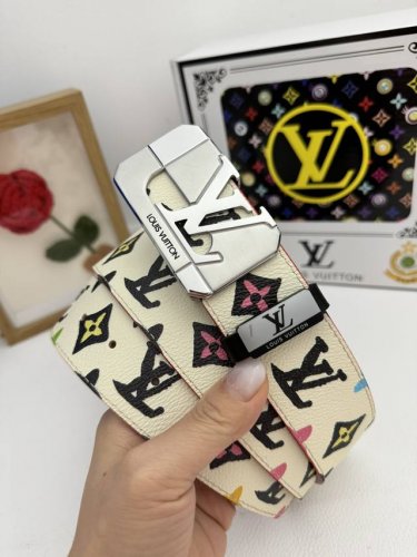 品名：LV..路易..威登原单 材质：原单牛皮腰带 百分百头层牛皮腰带保证真皮，24K纯钢扣，专柜原单品质、做工精细，时尚大牌，送人自用首选 包装： 请认准如图