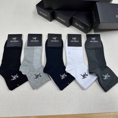 特 始祖鸟 男款新品中筒袜子纯棉材质织造，刺绣经典始祖鸟标志，透气吸汗柔软舒适，上脚非常Nice商务风潮，送领导送长辈首选 一盒五双