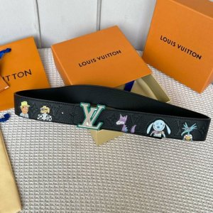 特 寬：40mm 驢家新品 雙面進口原廠Togo 荔枝壓有經典的花卉圖案 又貼飾有5個不同的圖案 新款四層四色搭扣 雙面可用 以一當二