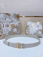 D Ior Montaigne *Cd*腰带 饰有*Christian Dior*标志 富有光泽的金色饰面金属细节 两个可拆卸环 小牛皮腰带 2.5Cm