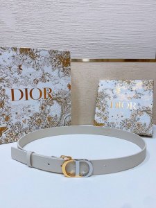 D Ior Montaigne *Cd*腰带 饰有*Christian Dior*标志 富有光泽的金色饰面金属细节 两个可拆卸环 小牛皮腰带 2.5Cm