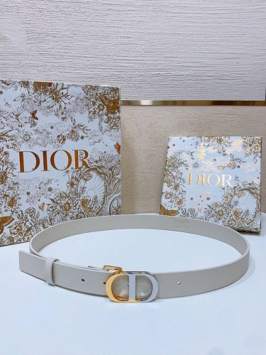 D Ior Montaigne *Cd*腰带 饰有*Christian Dior*标志 富有光泽的金色饰面金属细节 两个可拆卸环 小牛皮腰带 2.5Cm