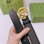 特 P160 3.5宽古驰 Gucci 小牛皮腰带采用热压制作，以获得野猪皮效果，营造织纹外观。饰以标志双 G 带扣。