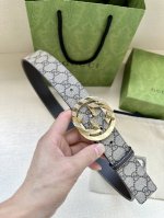 宽度4.0 Gucci 历史细节和现代元素是Gucci最新系列的特点。历史的花押字硬件致敬品牌的创始人Guccio Gucci。这款腰带采用黑色皮革精制而成，饰
