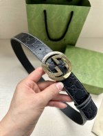 宽度4.0 Gucci 历史细节和现代元素是gucci最新系列的特点。历史的花押字硬件致敬品牌的创始人guccio Gucci。这款腰带采用黑色皮革精制而成，饰