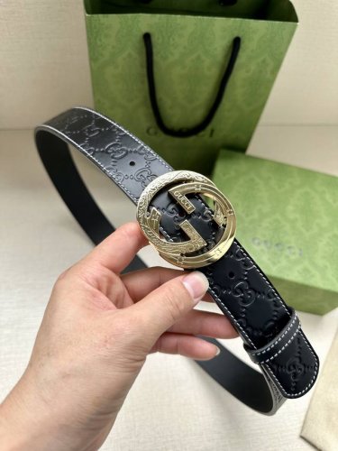 宽度4.0 Gucci 历史细节和现代元素是gucci最新系列的特点。历史的花押字硬件致敬品牌的创始人guccio Gucci。这款腰带采用黑色皮革精制而成，饰