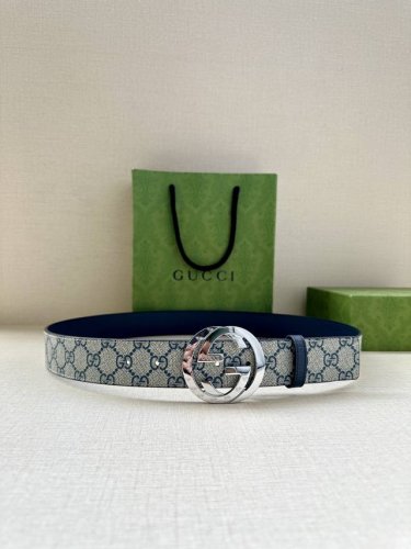宽度3.8Cm Gucci 这款双面腰带巧妙融合Gg Supreme帆布与头层品牌纹理材质，演绎历久弥新的实用设计理念。富有辨识度的双G配件再现典藏搭配，诠释当