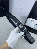 宽度3.5Cm 范思哲 此款腰带饰有标志性的versace美杜莎头像扣，彰显品牌格调。是一款精美的衣橱必备单品。