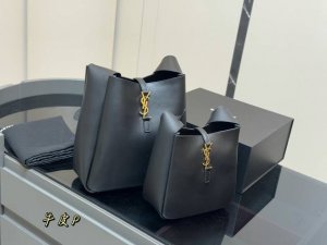配折叠盒 Ysl圣罗兰水桶Hobo Saint Laurent将于本月陆续上新 延续Ysl女郎的优雅独立气质。 全新Gaby手袋采用 尺寸: 21.21Cm 2