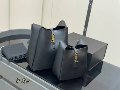 配折叠盒 Ysl圣罗兰水桶Hobo Saint Laurent将于本月陆续上新 延续Ysl女郎的优雅独立气质。 全新Gaby手袋采用 尺寸: 21.21Cm 2