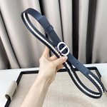 特 。 Dior 23独家新款 30 Montaigne Cd 腰带扣 内侧饰以 Christian Dior Paris 标志 浅金色饰面金属细节，白色玻璃珠