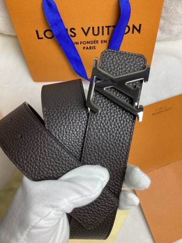 原单双面头层牛皮荔枝纹带身：咖啡色. 黑色双色一体，正反两面可用，搭配原单钢扣，原产皮料定制，专柜宽度3.8宽