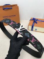 【品牌】Lv P240 【描述】这款饰有Lv带扣的腰带配以水牛皮衬里，覆以Monogram 牛皮。展现细腻的品牌特质，是牛仔裤的理想配件 lv字母带扣 mono