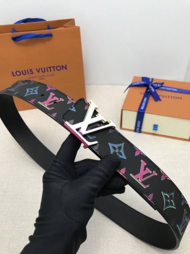 【品牌】Lv P240 【描述】这款饰有Lv带扣的腰带配以水牛皮衬里，覆以Monogram 牛皮。展现细腻的品牌特质，是牛仔裤的理想配件 lv字母带扣 mono
