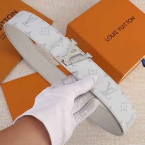 特 P160 Lv Initiales 4.0宽 双面腰带是 年春夏男装系列的理想配饰。Taga 小牛皮触感柔软，与另一面的 Monogram 帆布碰撞色彩。同
