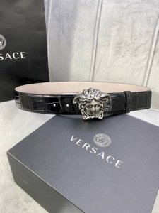 宽度4.0Cm 范思哲Versace标志：腰带扣上的3D美杜莎，赋予该款Palazzo腰带很高的辨识度。腰带采用饰有Mock Croc印花的柔软牛皮革制作。