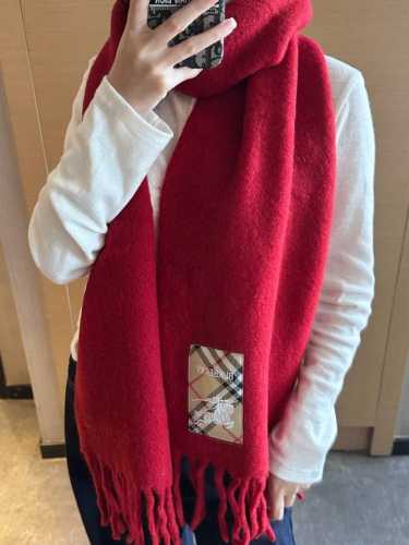巴宝莉超美新款马海毛围巾！超级推荐入手！ 质感好货！主打的马海毛围巾~据说超难买哦！！打了好多次版！终于出货 最接近原版 进出专柜无压力做工非常精致，很有分量，