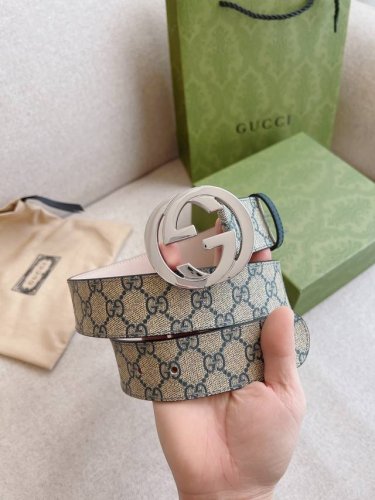 特 Gucci Gg Supreme帆布腰带，采用环保工艺制作而成，饰以互扣式双 G 带扣。本款腰带适用低腰和高腰两种穿戴方式，时尚潮流款。皮带宽度：4.0Cm
