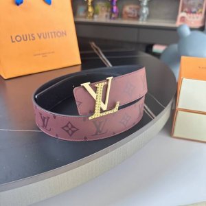 特 L0Uis Vuitt0N 今季新品 男士原單腰帶 寬度40毫米 雙面進口頭層小牛皮絲印圖案Logo設計 搭配最新設計雙層雙色五金 可雙面佩戴 適合沈穩低調