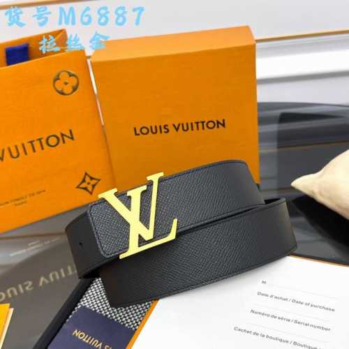 Lv Optic 40 毫米双面腰带取材丝滑牛皮革，中央 Lv Initiales 搭扣在浓郁色调中亦可呈现鲜明轮廓，为整体造型注入当代个性。