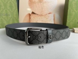 Gg Supreme帆布在每一季都以新颖方式焕新演绎。带有深色Gg字母交织图案的男士经典款腰带注入品牌精髓，互扣式双G细节为整体设计增添标识内涵。3.5Cm.