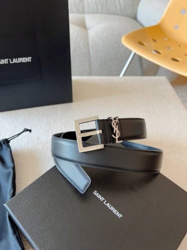 Saint Laurent 圣罗兰 女士腰带； 原版开模 为此凸显效果；产品每个细节都严格要求。进口小牛皮 配以Cassandre 标识腰带环。亮面金银五金可选