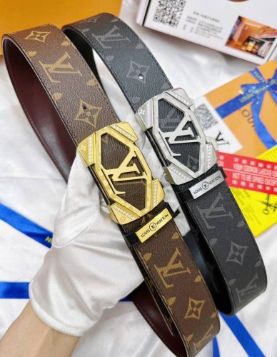 皮带：LV..路易..威登镶嵌满钻 腰带：顶级原单复刻品质百分百头层牛皮，保证真皮。雕花镂空镶钻工艺.真空电镀.永不掉色.24K纯钢扣头层老花，黑格，棕格，黑花