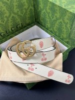 2025春夏系列，品牌标志性的Gg钻标识经重新诠释后，草莓，樱桃 印花米色进口牛皮，以光彩夺目的调呈现在这款女腰带美3.0宽。