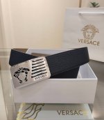 范思哲Versaec商务休闲、正装均可佩戴！腰带由柔软的小牛皮革制成，宽度4.0Cm ，扣头饰有立体美杜莎，采用真空电镀 ，时尚百搭！