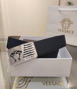 范思哲Versaec商务休闲、正装均可佩戴！腰带由柔软的小牛皮革制成，宽度4.0Cm ，扣头饰有立体美杜莎，采用真空电镀 ，时尚百搭！
